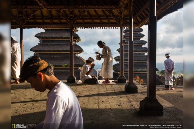 Na ilha de Bali, o Templo de Besakih tem sido conhecido pelos habitantes locais como o "Templo Mãe" há mais de mil anos. Localizado nas encostas do Monte Agung, um vulcão sagrado, Besakih consiste em três templos principais dedicados à trindade hindu: Shiva, Brahma e Vishnu, onde fiéis costumam ir para rezar e fazer oferendas Na ilha de Bali, o Templo de Besakih tem sido conhecido pelos habitantes locais como o "Templo Mãe" há mais de mil anos. Localizado nas encostas do Monte Agung, um vulcão sagrado, Besakih consiste em três templos principais dedicados à trindade hindu: Shiva, Brahma e Vishnu, onde fiéis costumam ir para rezar e fazer oferendas