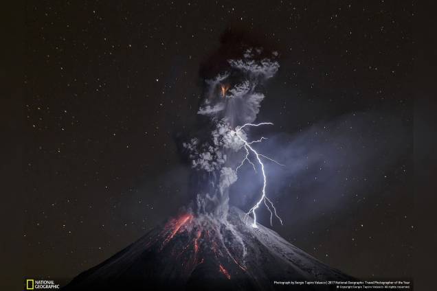 Uma erupção poderosa ilumina as encostas do vulcão Colima do México em 13 de dezembro de 2015. O fotógrafo mexicano estava na cidade de Comala quando viu o clarão na boca do vulcão e começou a fotografar Uma erupção poderosa ilumina as encostas do vulcão Colima do México em 13 de dezembro de 2015. O fotógrafo mexicano estava na cidade de Comala quando viu o clarão na boca do vulcão e começou a fotografar