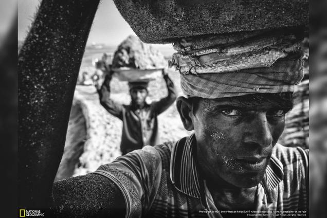 O fotógrafo Md Tanveer Hassan Rohan foi às margens do rio Dhaleshwari, no distrito de Munshiganj, em Bangladesh para registrar os carregadores de areia em ação O fotógrafo Md Tanveer Hassan Rohan foi às margens do rio Dhaleshwari, no distrito de Munshiganj, em Bangladesh para registrar os carregadores de areia em ação