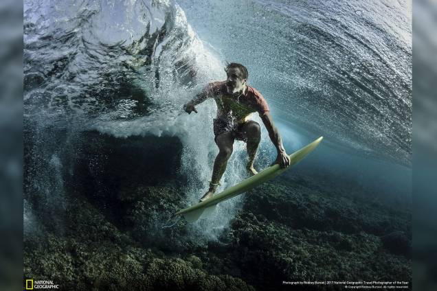 Rodney Bursiel viajou com o surfista profissional Donavon Frankenreiter até a ilha de Tavarua, em Fiji, e decidiu mergulhar com ele nas ondas para registrar esta fotografia Rodney Bursiel viajou com o surfista profissional Donavon Frankenreiter até a ilha de Tavarua, em Fiji, e decidiu mergulhar com ele nas ondas para registrar esta fotografia