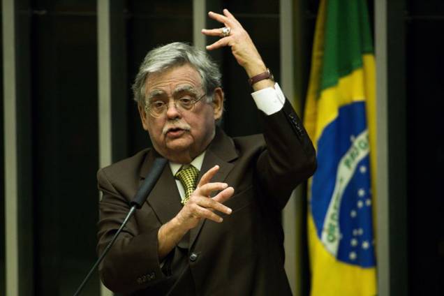 Advogado de defesa Antonio Mariz, gesticula durante a discussão do parecer da CCJ pelo processo criminal em desfavor do Presidente da República, Michel Temer - 02/08/2017 Advogado de defesa Antonio Mariz, gesticula durante a discussão do parecer da CCJ pelo processo criminal em desfavor do Presidente da República, Michel Temer - 02/08/2017