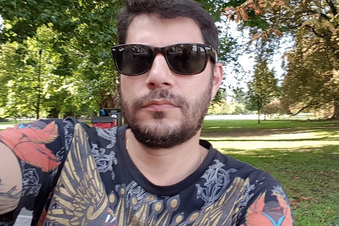 Evaristo Costa mostra tatuagem em selfie no Instagram