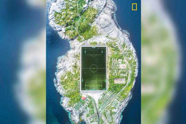 Nas Ilhas Lofoten da Noruega, o campo de futebol de Henningsvær é considerado um dos mais incríveis da Europa, Misha De-Stroyev demorou para conseguir fazer a fotografia aérea, devido às más condições climáticas que não davam uma trégua Nas Ilhas Lofoten da Noruega, o campo de futebol de Henningsvær é considerado um dos mais incríveis da Europa, Misha De-Stroyev demorou para conseguir fazer a fotografia aérea, devido às más condições climáticas que não davam uma trégua