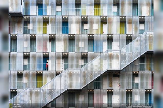 Após um bom tempo morando perto do Complexo de apartamentos da Prefeitura de Gifu, no Japão, o fotógrafo Tetsuya Hashimoto registrou a beleza e o contraste de sua construção. Muito da beleza da fotografia ele atribuí a mulher de vermelho que passou na hora exata do click Após um bom tempo morando perto do Complexo de apartamentos da Prefeitura de Gifu, no Japão, o fotógrafo Tetsuya Hashimoto registrou a beleza e o contraste de sua construção. Muito da beleza da fotografia ele atribuí a mulher de vermelho que passou na hora exata do click