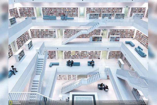 Norbert Fritz registrou a atmosférica única da biblioteca da cidade em Stuttgart, na Alemanha. Com o chão branco e grandes janelas entrando claridade o ambiente se torna muito suave e propício para o aprendizado Norbert Fritz registrou a atmosférica única da biblioteca da cidade em Stuttgart, na Alemanha. Com o chão branco e grandes janelas entrando claridade o ambiente se torna muito suave e propício para o aprendizado