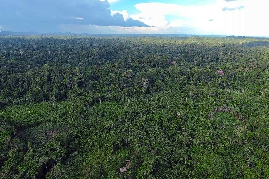 Decreto assinado pelo presidente Michel Temer no último dia 23 determina a extinção da Reserva Nacional de Cobre e Seus Associados, que abrange uma área de cerca de 47.000 quilômetros quadrados entre o Amapá e o Pará. Criticado nas redes sociais, o peemedebista editou um novo decreto, com explicações sobre a exploração mineral na área; na última sexta-feira o Ministério das Minas e Energia suspendeu os efeitos da medida por 120 dias, anunciando um "amplo debate com a sociedade"