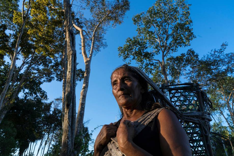 Embora o decreto de extinção da Reserva Nacional do Cobre e Seus Associados (Renca) garanta a preservação de áreas como a Reserva de Desenvolvimento Sustentável do Rio Iratapuru, habitantes da área, como a castanheira Teresinha de Jesus Rodrigues, temem efeitos colaterais da mineração legal na região. "Se acabar a castanha, acabou a gente", diz ela