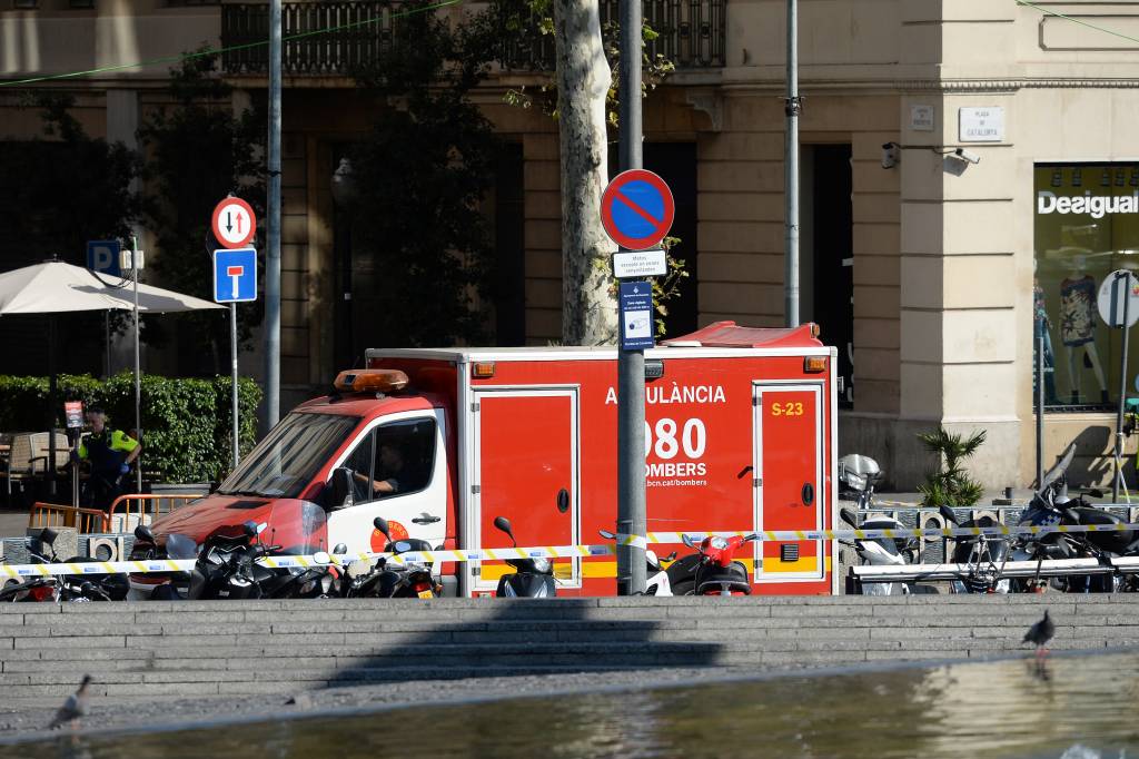Ambul&acirc;ncia chega para o resgate das pessoas que foram atropeladas por uma van em La Rambla, Barcelona - 17/08/2017