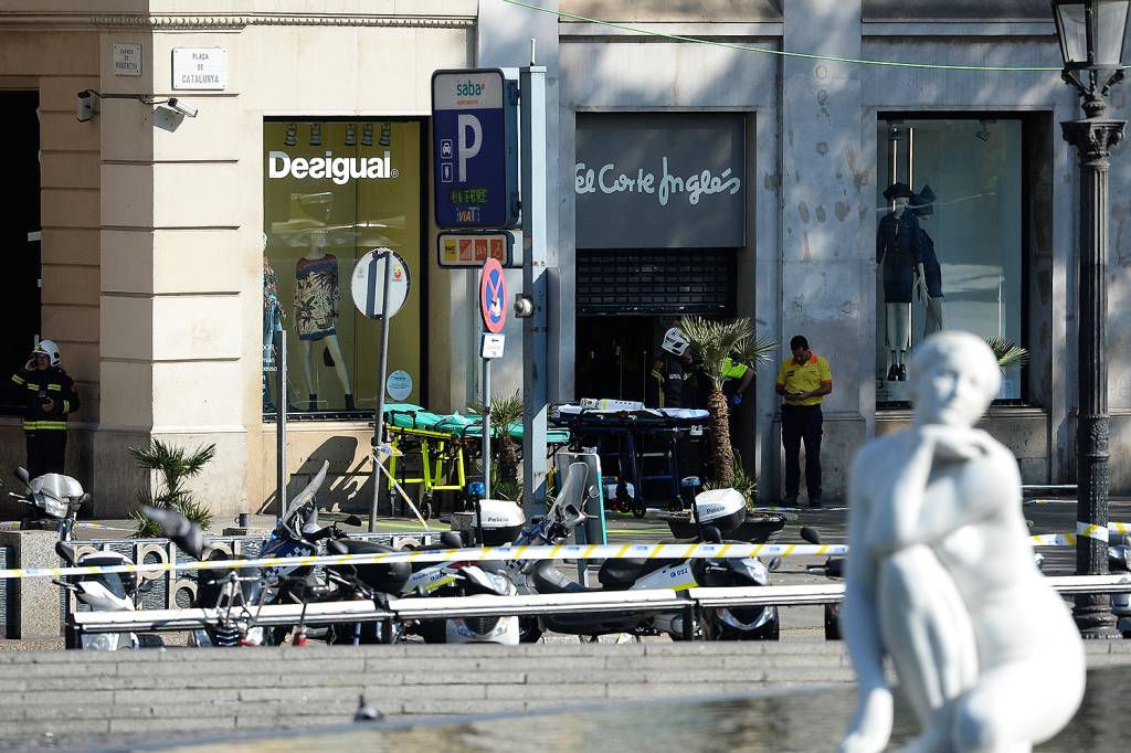Um ve&iacute;culo atropelou pessoas que passavam pela rua La Rambla, em Barcelona na Espanha - 17/08/2017