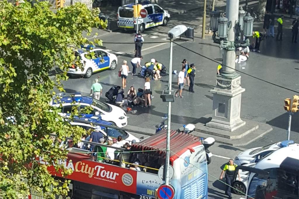Um ve&iacute;culo atropelou pessoas que passavam pela rua La Rambla, em Barcelona na Espanha - 17/08/2017