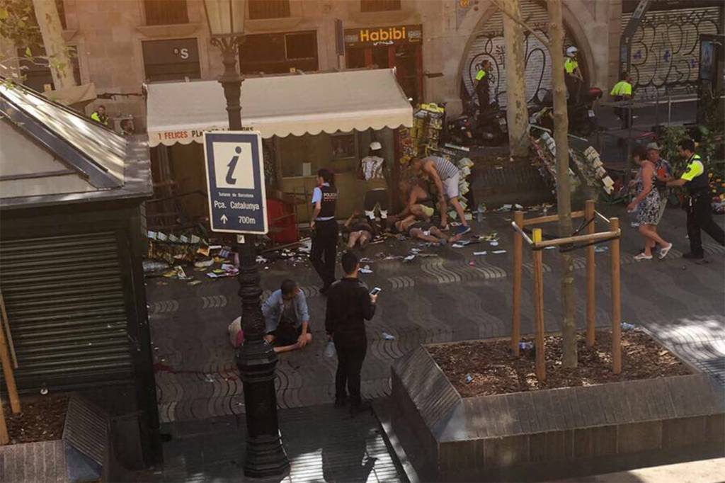 Um ve&iacute;culo atropelou pessoas que passavam pela rua La Rambla, em Barcelona na Espanha. A pol&iacute;cia divulgou em uma mensagem que "v&aacute;rias pessoas ficaram feridas" - 17/08/2017