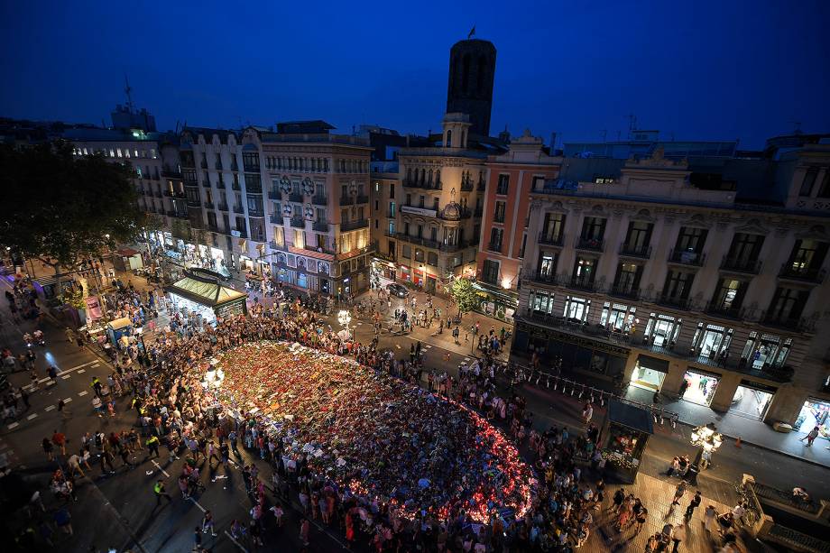 Cerca de 500 mil pessoas participam de marcha contra o terrorismo em Barcelona - 26/08/2017