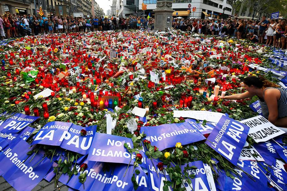 Cerca de 500 mil pessoas participam de marcha contra o terrorismo em Barcelona - 26/08/2017