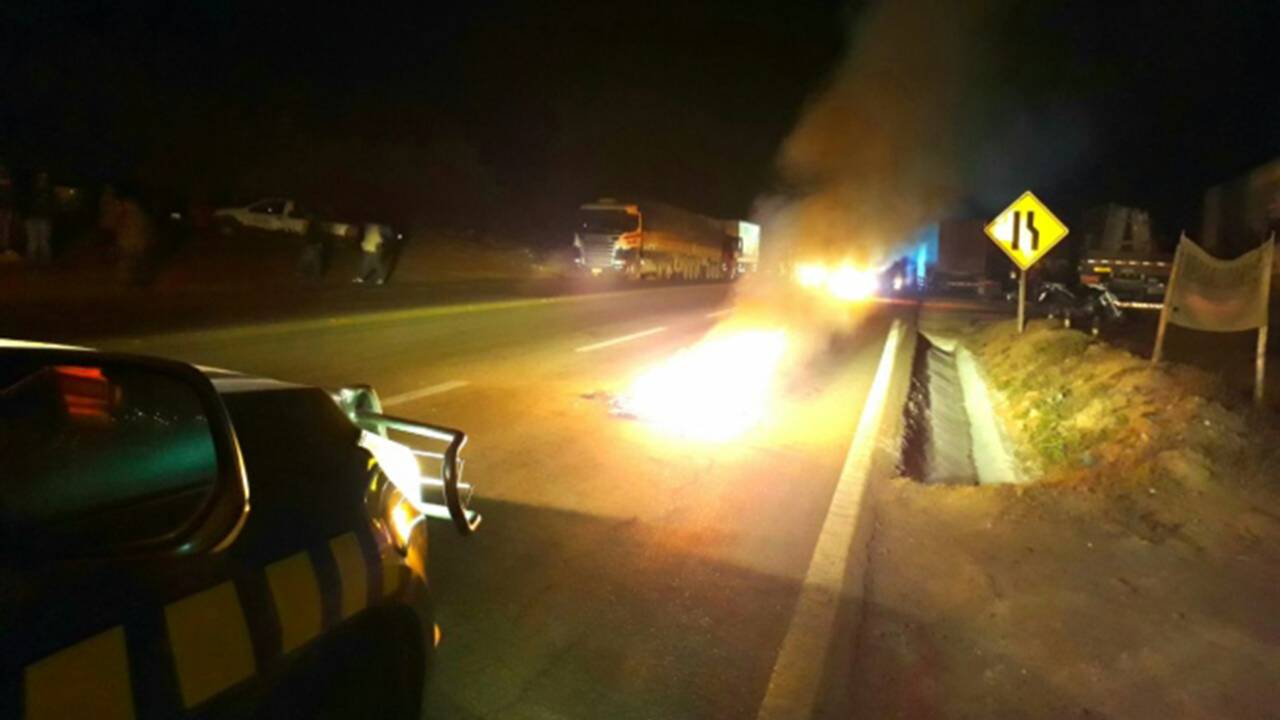 Caminhoneiros bloqueiam estrada em Minas