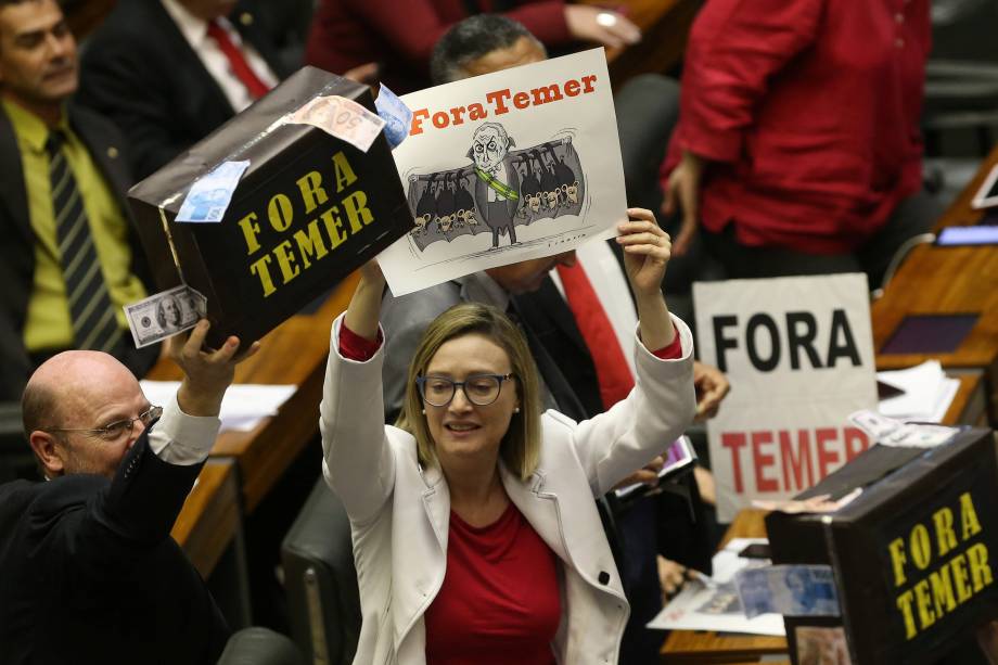 Deputados da oposição protestam contra Michel Temer durante a decisão de acusação de corrupção passiva do Presidente da República, na Câmara dos Deputados, em Brasília - 02/08/2017