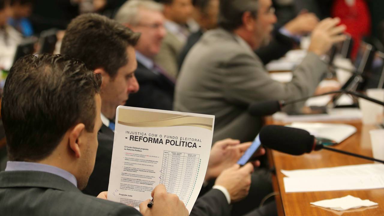 O que é e como funciona o distritão, o voto distrital misto e outros sistemas