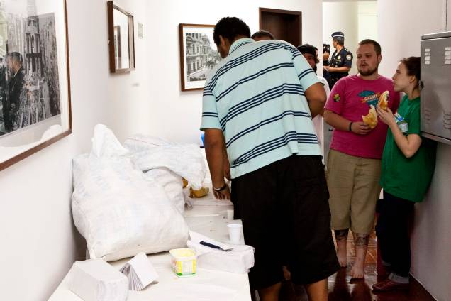 Manifestantes da ocupação se alimentam após o presidente da Câmara, Milton Leite (DEM), reivindicar a entrada de comida e água na Câmara Manifestantes da ocupação se alimentam após o presidente da Câmara, Milton Leite (DEM), reivindicar a entrada de comida e água na Câmara