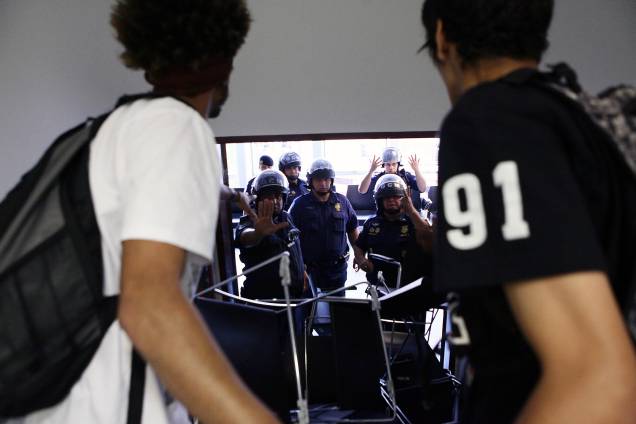 Com cadeiras amontoadas, estudantes bloqueiam as entradas da Câmara Municipal de São Paulo durante ocupação Com cadeiras amontoadas, estudantes bloqueiam as entradas da Câmara Municipal de São Paulo durante ocupação