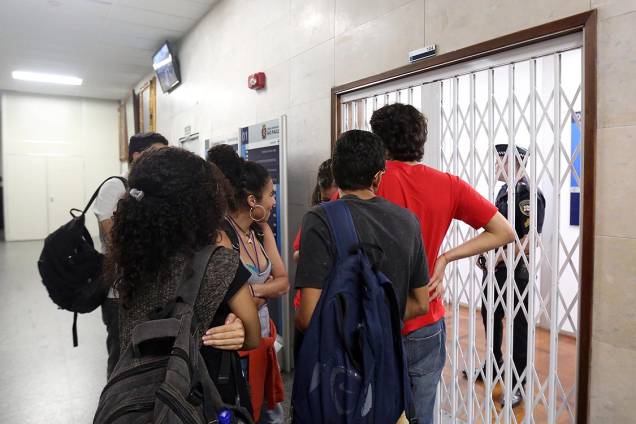 Estudantes não conseguem retornar ao plenário Estudantes não conseguem retornar ao plenário