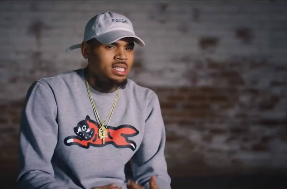 Chris Brown é processado por incentivar estupro em festa em sua casa