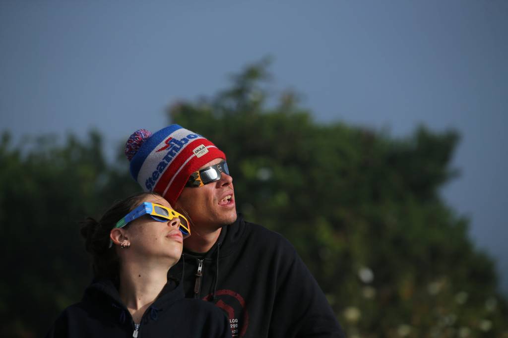 Casal usa &oacute;culos especiais para acompanhar o eclipse solar em Depoe Bay, no estado americano do Oregon - 21/08/2017