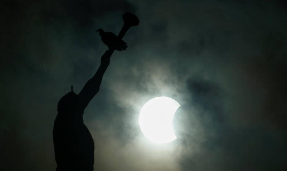 Eclipse parcial do sol é fotografado com a estátua do Anjo Moroni no pináculo do Templo de Manaus - 21/08/2017