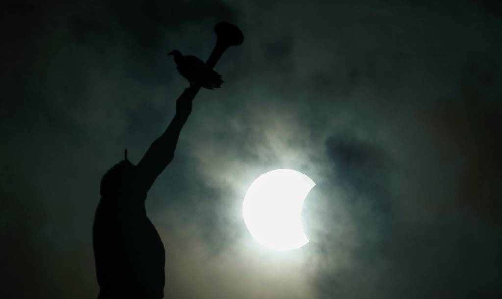 Eclipse parcial do sol &eacute; fotografado com a est&aacute;tua do Anjo Moroni no pin&aacute;culo do Templo de Manaus - 21/08/2017