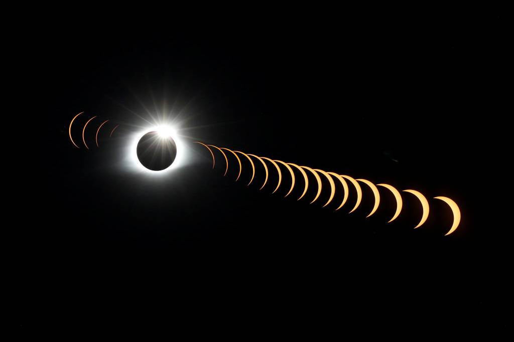 Combina&ccedil;&atilde;o de imagens do eclipse solar total registrado  no ponto mais alto do Parque Nacional Great Smoky Mountains, no estado americano do Tennessee - 21/08/2017