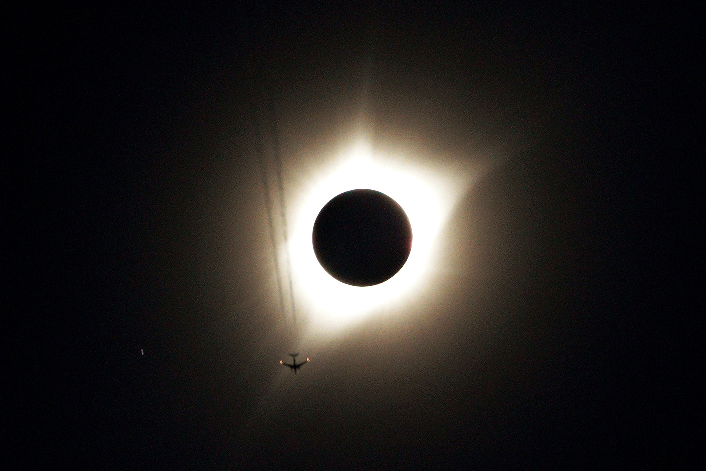 Avi&atilde;o fotografado durante o eclipse solar total em Guernsey, no estado americano de Wyoming - 21/08/2017