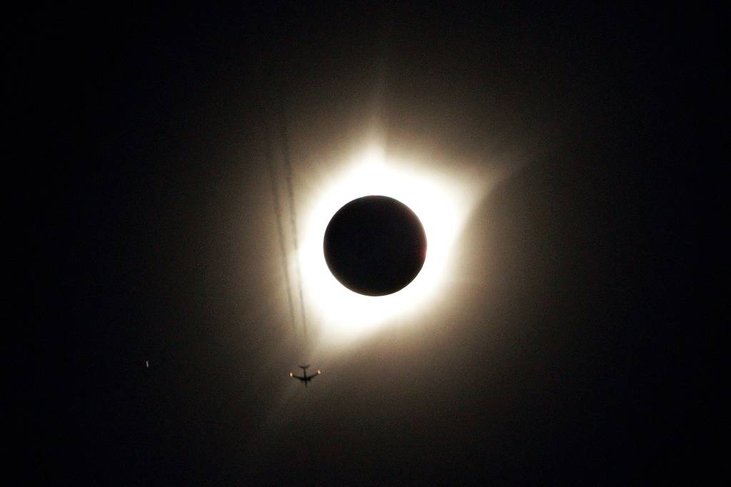 Avi&atilde;o fotografado durante o eclipse solar total em Guernsey, no estado americano de Wyoming - 21/08/2017