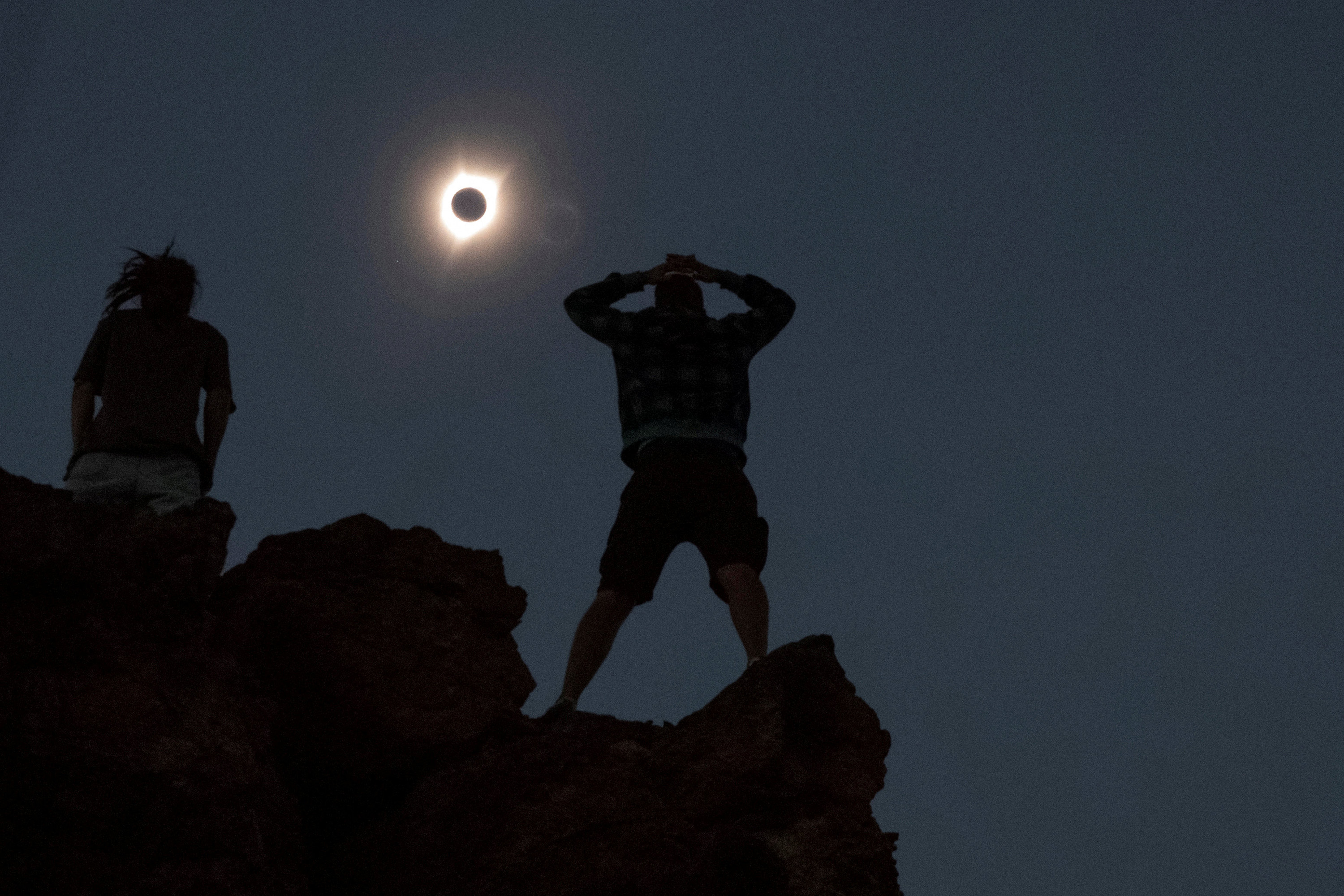Pessoas observam o eclipse solar total no Monumento Nacional John Day Fossil Beds, perto de Mitchell, no estado americano do Oregon - 21/08/2017