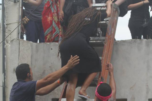 Anitta usa biquini de fita isolante durante gravação de clipe com direção de Terry Richardson no Vidigal (RJ) Anitta usa biquini de fita isolante durante gravação de clipe com direção de Terry Richardson no Vidigal (RJ)
