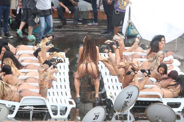 Anitta usa biquini de fita isolante durante gravação de clipe com direção de Terry Richardson no Vidigal (RJ) Anitta usa biquini de fita isolante durante gravação de clipe com direção de Terry Richardson no Vidigal (RJ)