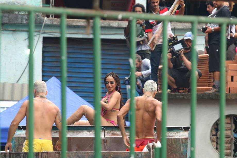 Anitta usa biquini de fita isolante durante gravação de clipe com direção de Terry Richardson no Vidigal (RJ)