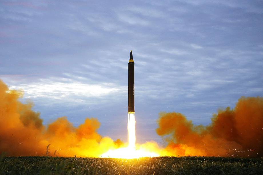 Coreia do Norte divulga imagens de míssil que sobrevoou Japão - 29/08/2017