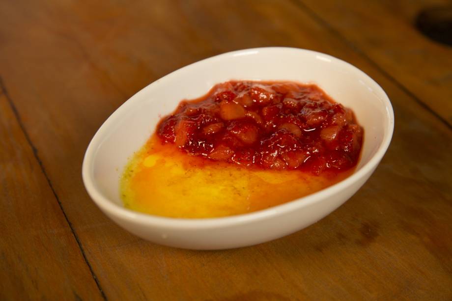 Creme brûlée com morango flambado: sobremesa do El Negro