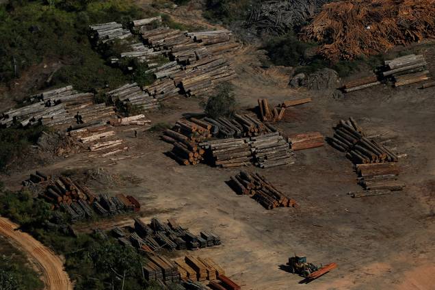 Pilhas de madeiras são apreendidas durante a 'Operação Onda Verde' contra o desmatamento da Amazônia Pilhas de madeiras são apreendidas durante a 'Operação Onda Verde' contra o desmatamento da Amazônia