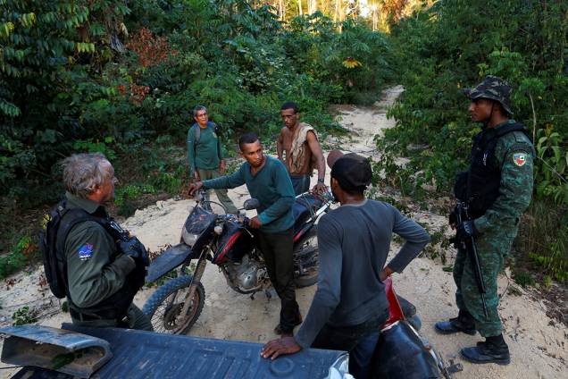 Agentes do Ibama abordam homens em um acampamento ilegal, durante 'Operação Onda Verde' contra desmatamento em Apuí, no Amazonas Agentes do Ibama abordam homens em um acampamento ilegal, durante 'Operação Onda Verde' contra desmatamento em Apuí, no Amazonas