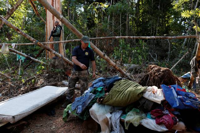 Agentes do Ibama desmontam um acampamento ilegal, durante 'Operação Onda Verde' contra desmatamento em Apuí, no Amazonas Agentes do Ibama desmontam um acampamento ilegal, durante 'Operação Onda Verde' contra desmatamento em Apuí, no Amazonas