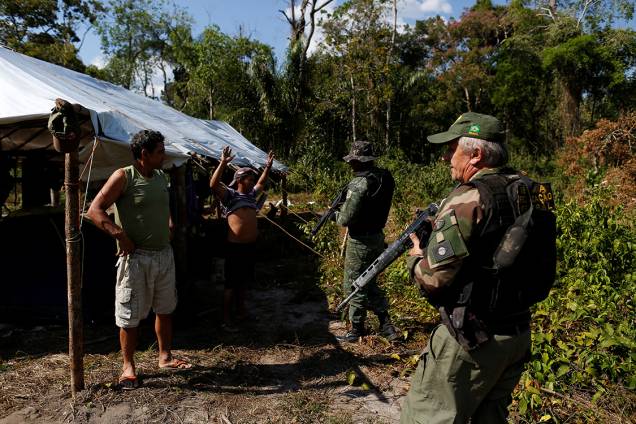 Agentes do Ibama abordam homens em um acampamento ilegal, durante 'Operação Onda Verde' contra desmatamento em Apuí, no Amazonas Agentes do Ibama abordam homens em um acampamento ilegal, durante 'Operação Onda Verde' contra desmatamento em Apuí, no Amazonas