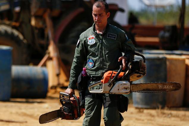 An agent of the Brazilian Institute for the Environment and Renewable Natural Resources, or Ibama, carries confiscated chainsaws during "Operation Green Wave" to combat illegal logging in Apui, in the southern region of the state of Amazonas, Brazil, July 29, 2017. REUTERS/Bruno Kelly SEARCH "DEFORESTATION" FOR THIS STORY. SEARCH "WIDER IMAGE" FOR ALL STORIES. An agent of the Brazilian Institute for the Environment and Renewable Natural Resources, or Ibama, carries confiscated chainsaws during "Operation Green Wave" to combat illegal logging in Apui, in the southern region of the state of Amazonas, Brazil, July 29, 2017. REUTERS/Bruno Kelly SEARCH "DEFORESTATION" FOR THIS STORY. SEARCH "WIDER IMAGE" FOR ALL STORIES.