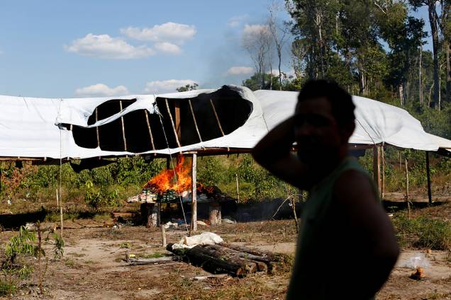 Homem reage ao ver acampamento ilegal incendiado, durante a 'Operação Onda Verde', conduzida pelo Ibama em Apuí, no Amazonas Homem reage ao ver acampamento ilegal incendiado, durante a 'Operação Onda Verde', conduzida pelo Ibama em Apuí, no Amazonas