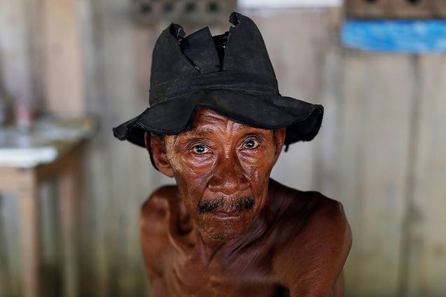 Mineiro em um acampamento ilegal, durante 'Operação Onda Verde' contra desmatamento em Apuí, no Amazonas Mineiro em um acampamento ilegal, durante 'Operação Onda Verde' contra desmatamento em Apuí, no Amazonas