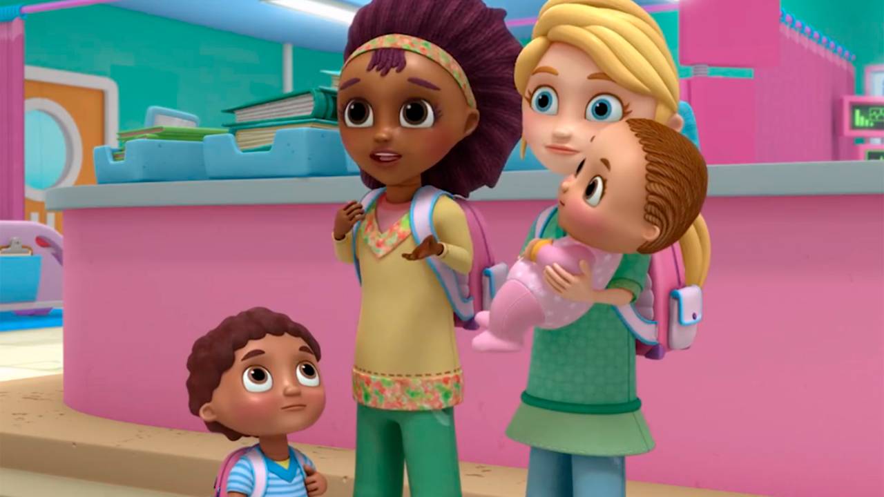 Cena do desenho 'Doutora Brinquedos' com casal lésbico interracial