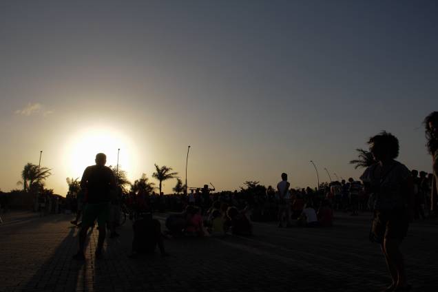 Pessoas observam o eclipse parcial do sol, no Parque da Cidade, em Natal (RN) na tarde desta segunda-feira (21) Pessoas observam o eclipse parcial do sol, no Parque da Cidade, em Natal (RN) na tarde desta segunda-feira (21)
