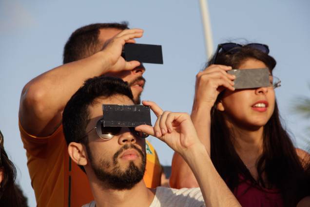 Pessoas observam o eclipse parcial do sol, no Parque da Cidade, em Natal (RN) na tarde desta segunda-feira (21) Pessoas observam o eclipse parcial do sol, no Parque da Cidade, em Natal (RN) na tarde desta segunda-feira (21)