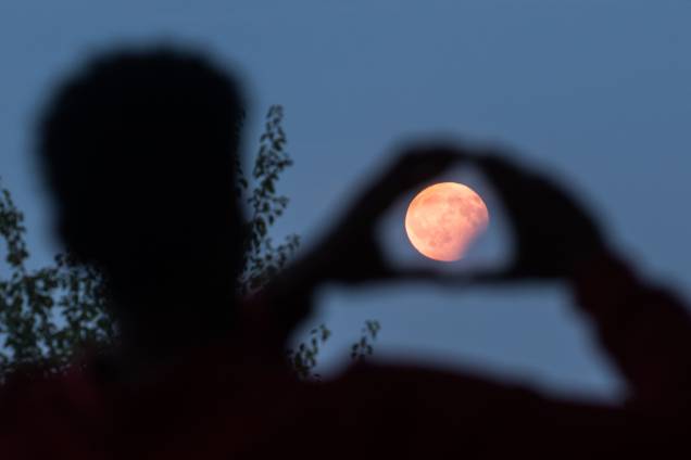 Homem é fotografado encaixando a lua em sua mão durante o eclipse parcial em Frankfurt, na Alemanha - 07/08/2017 Homem é fotografado encaixando a lua em sua mão durante o eclipse parcial em Frankfurt, na Alemanha - 07/08/2017