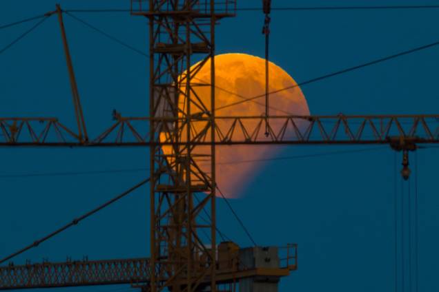 O eclipse parcial lunar é fotografado por trás de uma construção no município de Gilching, no distrito de Starnberg, Alemanha - 07/08/2017 O eclipse parcial lunar é fotografado por trás de uma construção no município de Gilching, no distrito de Starnberg, Alemanha - 07/08/2017