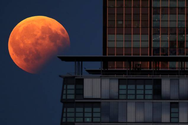 Lua em Berlim é registrada ao lado de um prédio durante o eclipse parcial na Alemanha - 07/08/2017 Lua em Berlim é registrada ao lado de um prédio durante o eclipse parcial na Alemanha - 07/08/2017