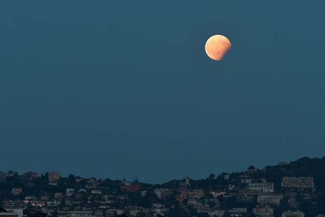 Em Nice, na França, o eclipse lunar é registrado sobre as colinas da cidade - 07/08/2017 Em Nice, na França, o eclipse lunar é registrado sobre as colinas da cidade - 07/08/2017